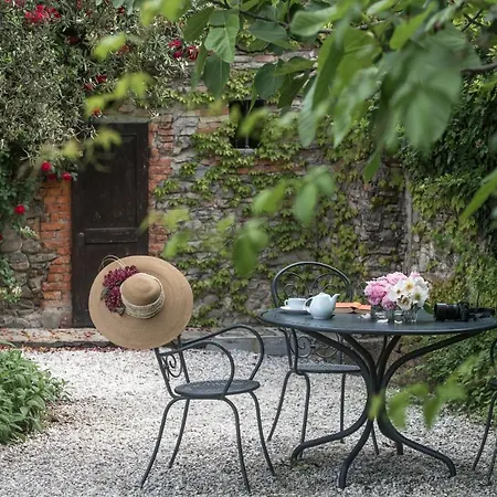 Monsignor Della Casa Country & 4*